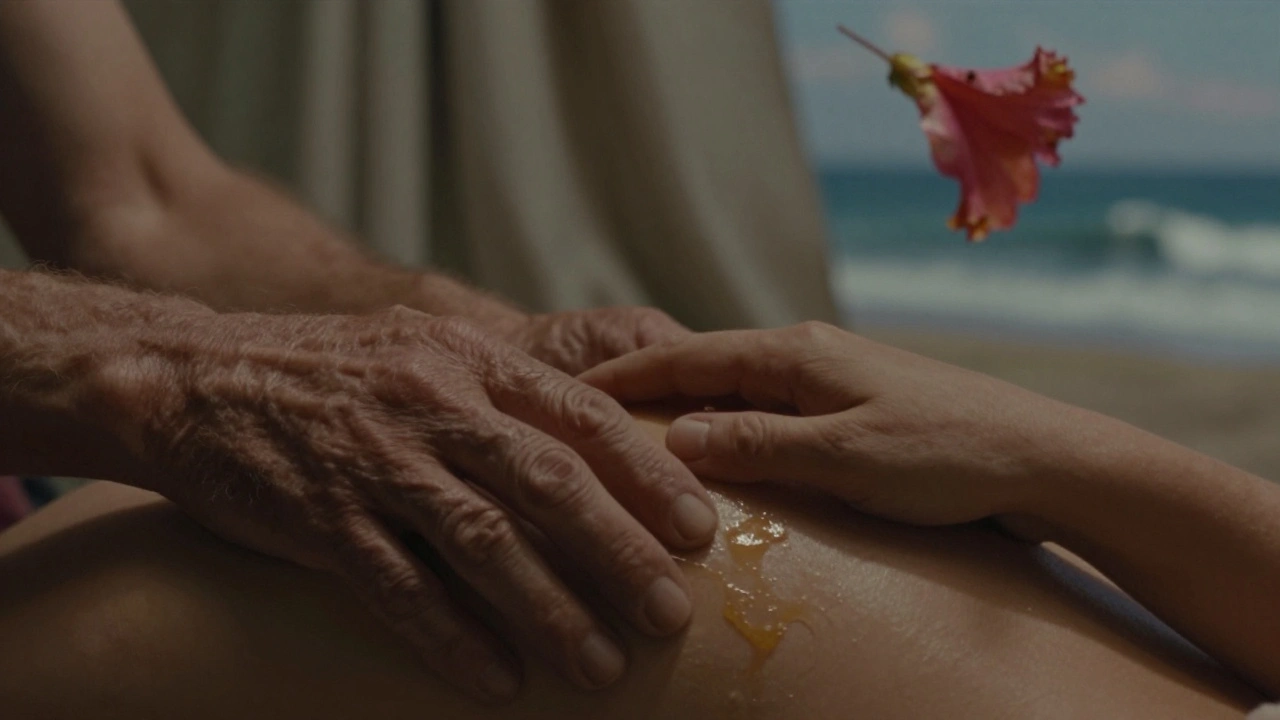 Ruce maséře a klienta spojené na rameni, kapky oleje leskne světlo, hibiskusový lístek se kmitá ve vzduchu.