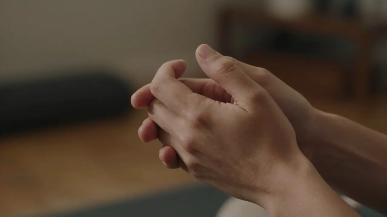 Jemně držící se ruce symbolizující důvěru a emocionální spojení